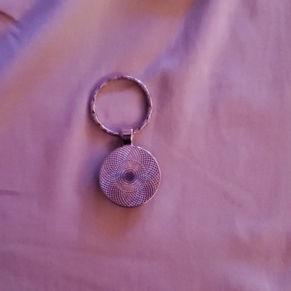Alice in wonderland Keychain - Picture 3 of 3